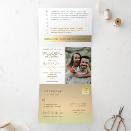 Convite Com Dobra Tripla Casamento de Foto com Caligrafia Dourada Simples
