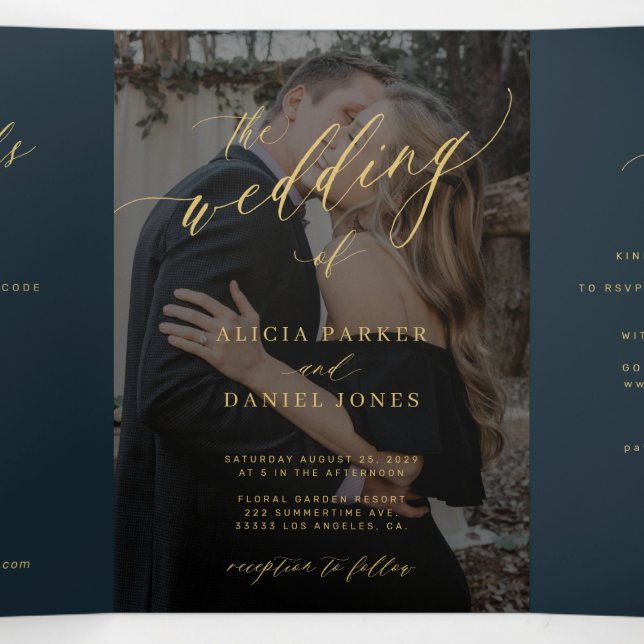 Convite Com Dobra Tripla Casamento de foto com código QR RSVP em script dou (Meio de Dentro)