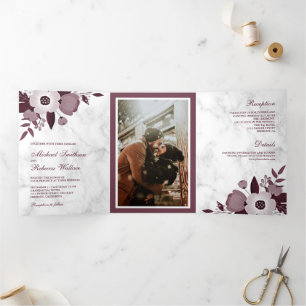 Convite Com Dobra Tripla Casamento de Foto de Mármore Branco Floral Burgund