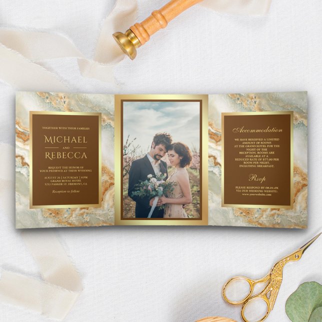 Convite Com Dobra Tripla Casamento de Foto Marble Faux Gold Dourado Marble (Criador carregado)