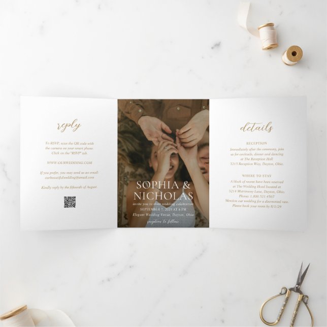 Convite Com Dobra Tripla Casamento de Foto Moderna Ouro Simples (Dentro)