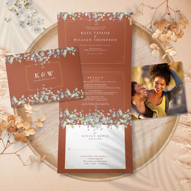 Convite Com Dobra Tripla Casamento de Foto Monograma de Terracota com Folha (Lilac Foliage Terracotta Monogram Photo Wedding Tri-Fold Invitation)