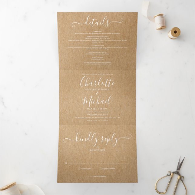 Convite Com Dobra Tripla Casamento de Foto Rustic Kraft do Script Elegante (Dentro)