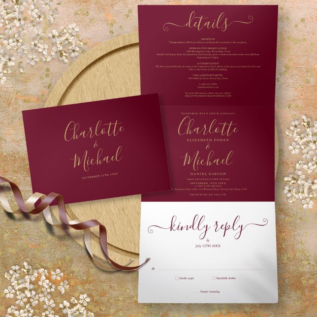 Convite Com Dobra Tripla Casamento de Fotografias de Script Dourado Elegant (Burgundy Elegant Gold Script Photo Wedding Tri-Fold Invitation)