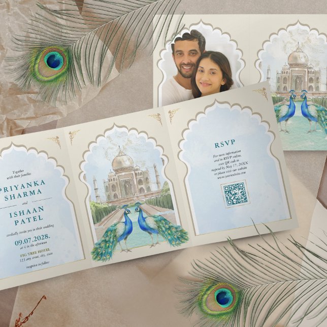 Convite Com Dobra Tripla Casamento de Peacock Taj Mahal Arch QR (Indian Wedding Invitation with Taj Mahal and Peacocks, Aesthetic, Minimalist, Colorful QR code)