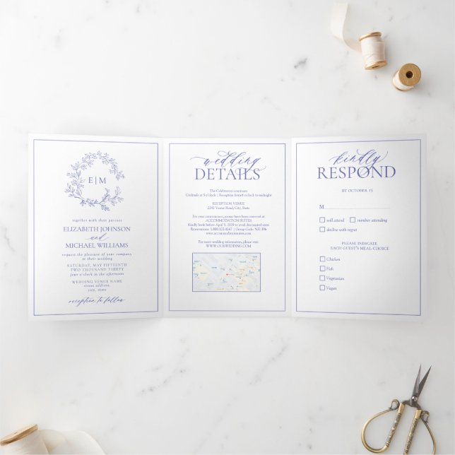 Convite Com Dobra Tripla Casamento do Periwinkle Leafy Crest Monograma (Dentro)