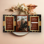 Convite Com Dobra Tripla Casamento Dourado de terracotta com mármore negro<br><div class="desc">Convide seus hóspedes com este elegante convite de casamento, todos com um falso brilho dourado e fundo de mármore com tipografia moderna e cartão RSVP destacável. Basta adicionar os detalhes do seu evento neste modelo fácil de usar e enfeitar este cartão com a sua foto favorita para torná-lo um convite...</div>