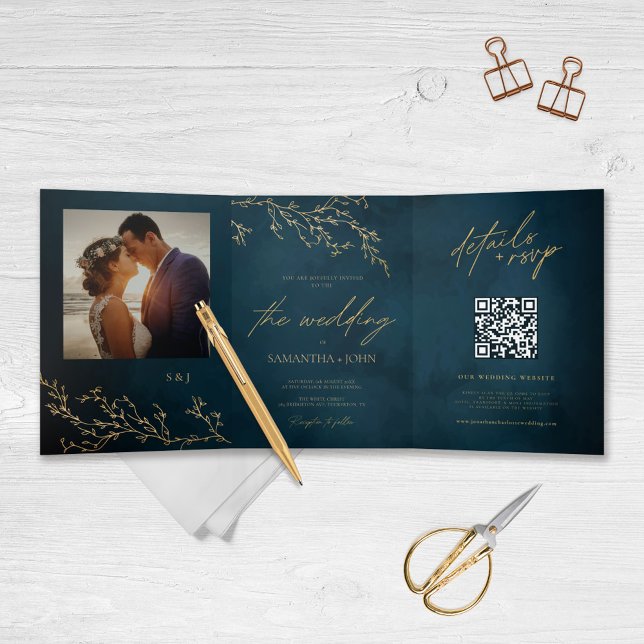 Convite Com Dobra Tripla Casamento Elegante Botânico Azul-marinho e Dourado (Criador carregado)