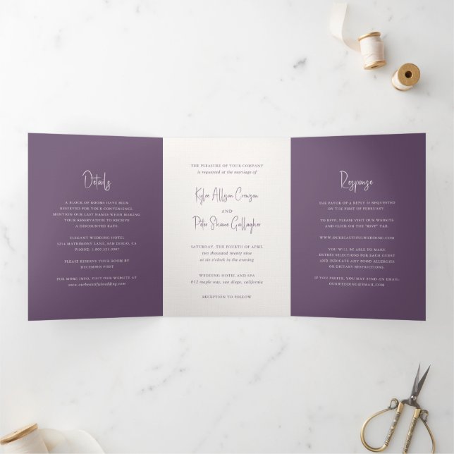 Convite Com Dobra Tripla Casamento Elegante de Script Manuscrito Roxo Moder (Dentro)