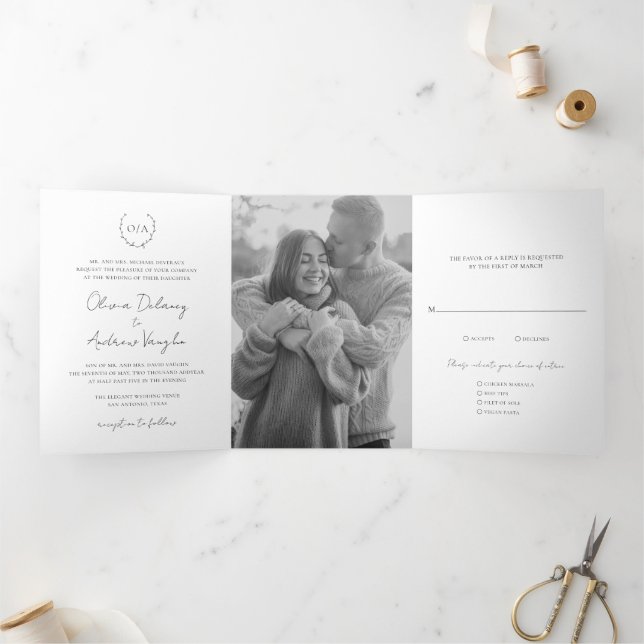 Convite Com Dobra Tripla Casamento Elegante do Monograma Wreath Clássico (Dentro)