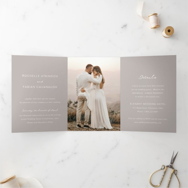 Convite Com Dobra Tripla Casamento Elegante Foto Bege Simples (Dentro)