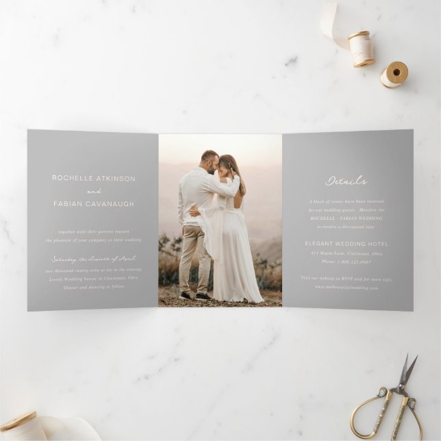 Convite Com Dobra Tripla Casamento Elegante Foto Cinza Simples (Dentro)