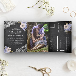 Convite Com Dobra Tripla Casamento Floral Roxo de Renda em Quadro de Giz Rú