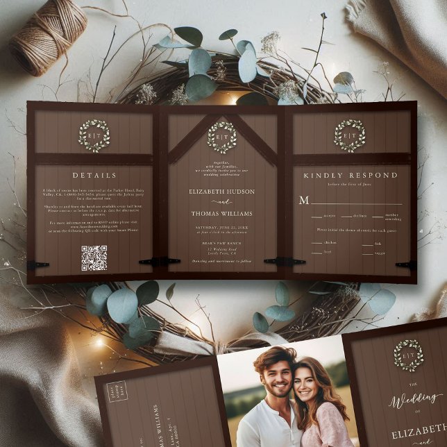 Convite Com Dobra Tripla Casamento Formal Da Madeira Do Barão Russo Eucalyp (rustic barn wedding invitation all in one eucalyptus crest dark wood country cottage farm formal)