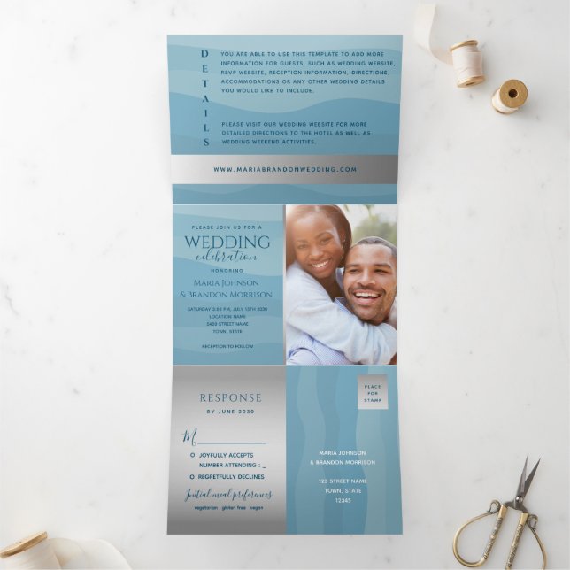 Convite Com Dobra Tripla Casamento Fotográfico de Ondas Azuis Modernas Onda (Dentro)