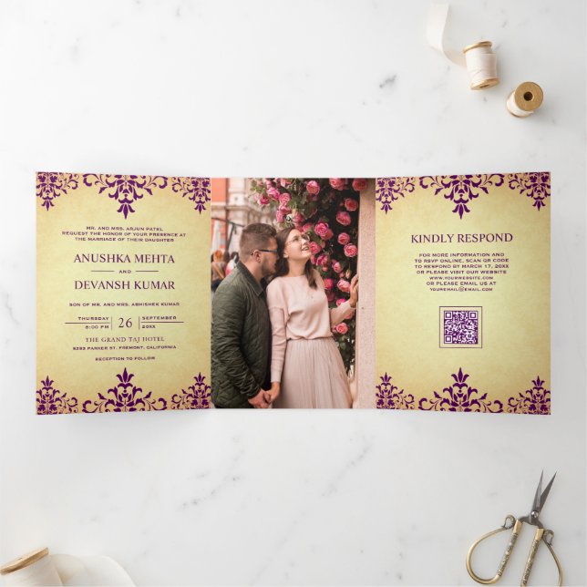 Convite Com Dobra Tripla Casamento Indiano Código QR Damask Roxo Rústico Ét (Dentro)