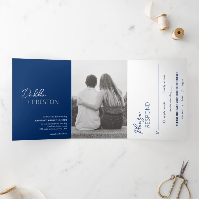 Convite Com Dobra Tripla Casamento Moderno com Foto Azul Marinho Mínimo (Dentro)