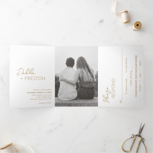 Convite Com Dobra Tripla Casamento Moderno com Foto em Ouro Mínimo (Dentro)