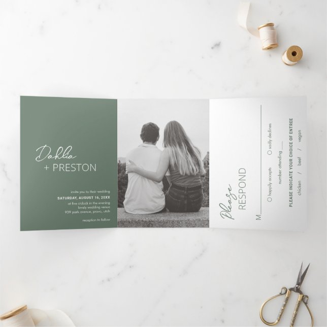 Convite Com Dobra Tripla Casamento Moderno com Foto em Verde Sage Minimalis (Dentro)