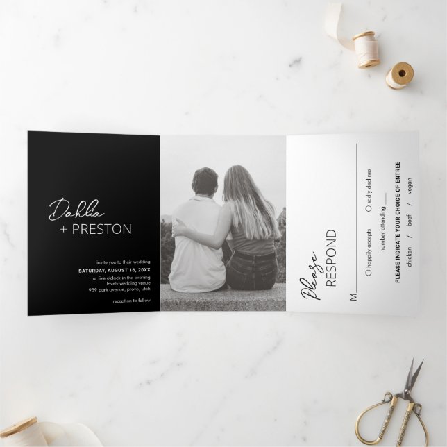 Convite Com Dobra Tripla Casamento Moderno com QR Code Preto Mínimo (Dentro)