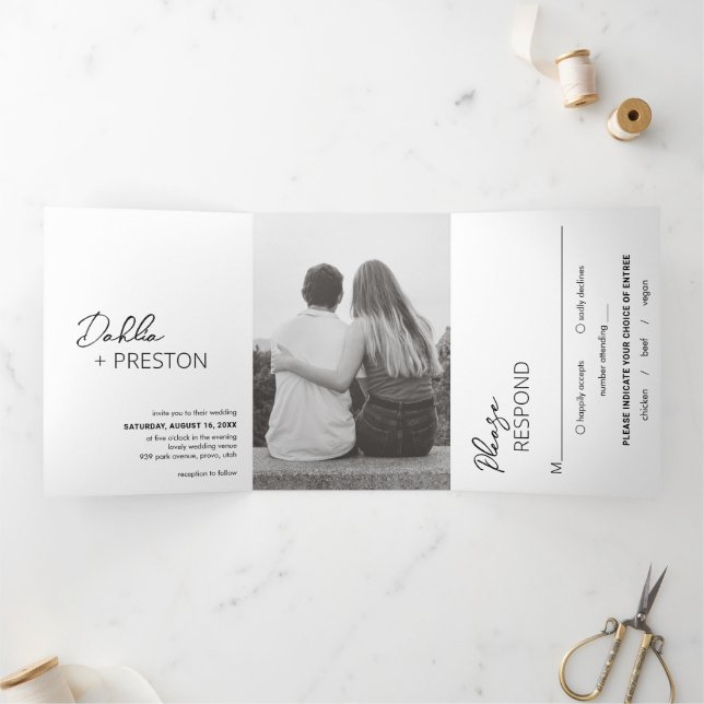 Convite Com Dobra Tripla Casamento Moderno Foto Preto e Branco Minimalista (Dentro)