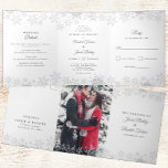 Convite Com Dobra Tripla Casamento no inverno de prata e branco com flocos<br><div class="desc">Esta design de casamento "tudo em um" mostra uma elegante borda de flocos de neve. Clique no botão personalizar para obter mais flexibilidade na modificação do texto. Variações deste design, diferentes tipos de papel, além de coordenar produtos, estão disponíveis em nosso compro, zazzle.com/store/doodlelulu. Entre em contato conosco se precisar deste...</div>