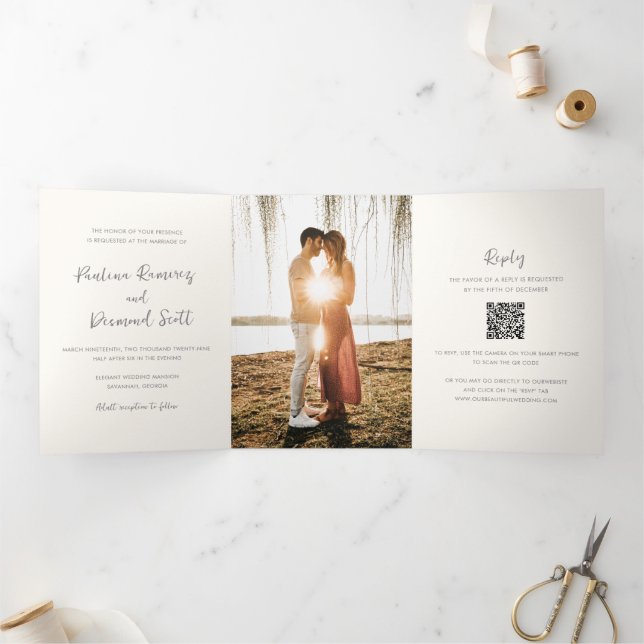 Convite Com Dobra Tripla Casamento Simples Código QR em Marfim Moderno (Dentro)