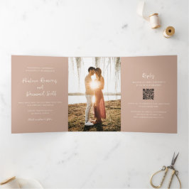 Convite Com Dobra Tripla Casamento Simples Código QR Neutro Terroso Moderno