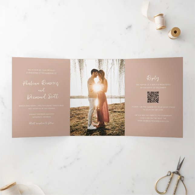 Convite Com Dobra Tripla Casamento Simples Código QR Neutro Terroso Moderno (Dentro)