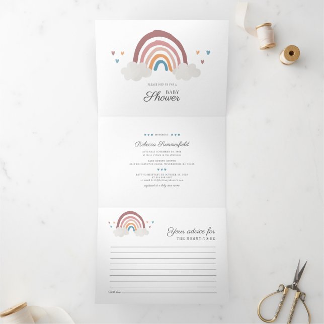 Convite Com Dobra Tripla Chuva de Bebê Moderno Arco-Íris Boho Script Chic (Dentro)