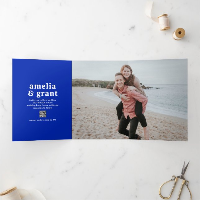 Convite Com Dobra Tripla Código QR Azul Safira Fonte Retro Casamento Modern (Dentro)
