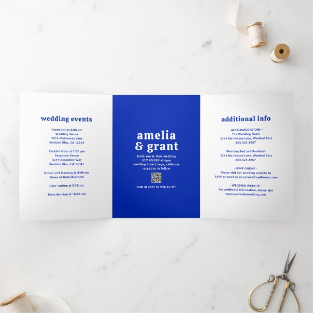 Convite Com Dobra Tripla Código QR Azul Safira Fonte Retro Casamento Modern (Dentro)
