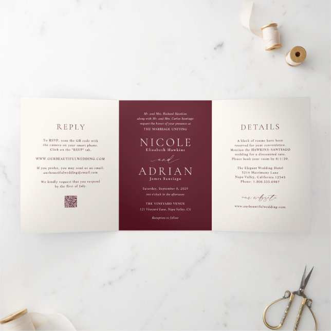 Convite Com Dobra Tripla Código QR Burgundy Clássico Casamento Elegante (Dentro)