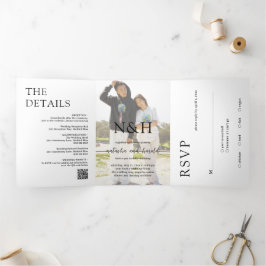 Convite Com Dobra Tripla Código QR de Foto Monograma Ousado Casamento Moder