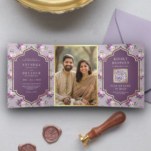 Convite Com Dobra Tripla Código QR de Padrão Floral Roxo Casamento Indiano