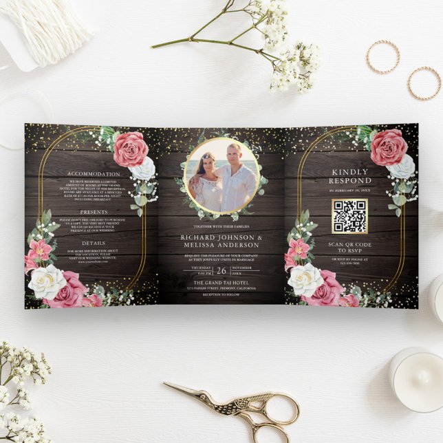 Convite Com Dobra Tripla Código QR Floral de Rosas Rosa Boho Madeira Rústic (Criador carregado)