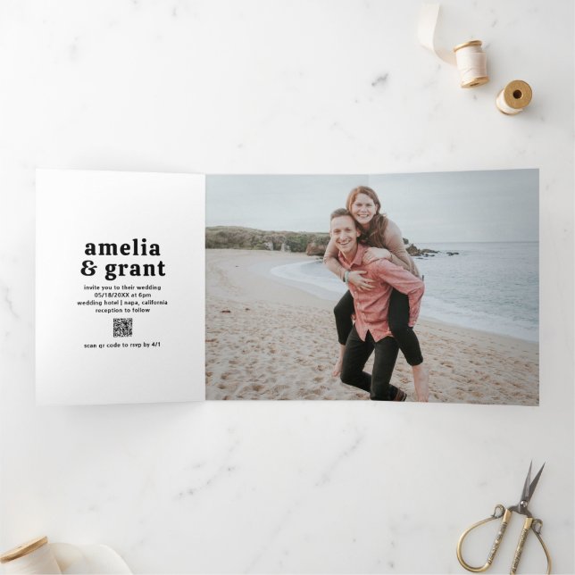 Convite Com Dobra Tripla Código QR Preto e Branco de Foto de Casamento com  (Dentro)