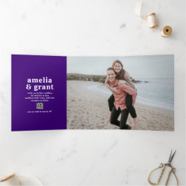 Convite Com Dobra Tripla Código QR Roxo Fonte Retro Foto Casamento Moderno