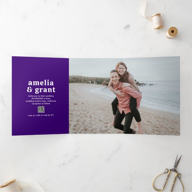 Convite Com Dobra Tripla Código QR Roxo Fonte Retro Foto Casamento Moderno (Dentro)