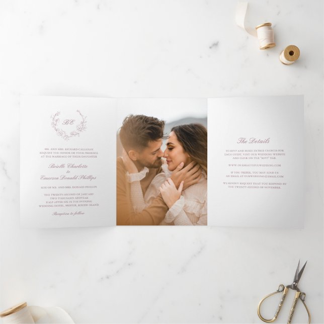 Convite Com Dobra Tripla Coroa de Monograma Elegante Casamento Roxo (Dentro)