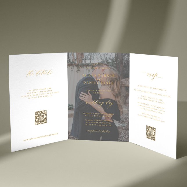 Convite Com Dobra Tripla Dourado script foto de casamento RSVP detalhes QR (Criador carregado)