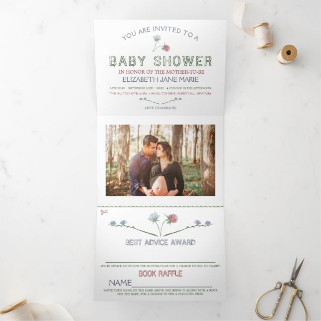 Convite Com Dobra Tripla Elegante White, Suite de Chás de fraldas de flor s (Dentro)