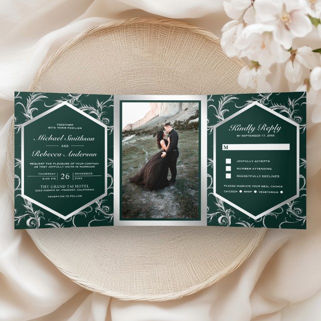 Convite Com Dobra Tripla Emerald Green Silver Flourish Swirl Wedding Photo (Criador carregado)