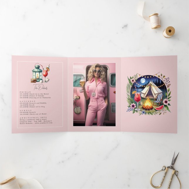 Convite Com Dobra Tripla Fim de Semana da Noiva Solteira da Camp Bride Foto (Dentro)