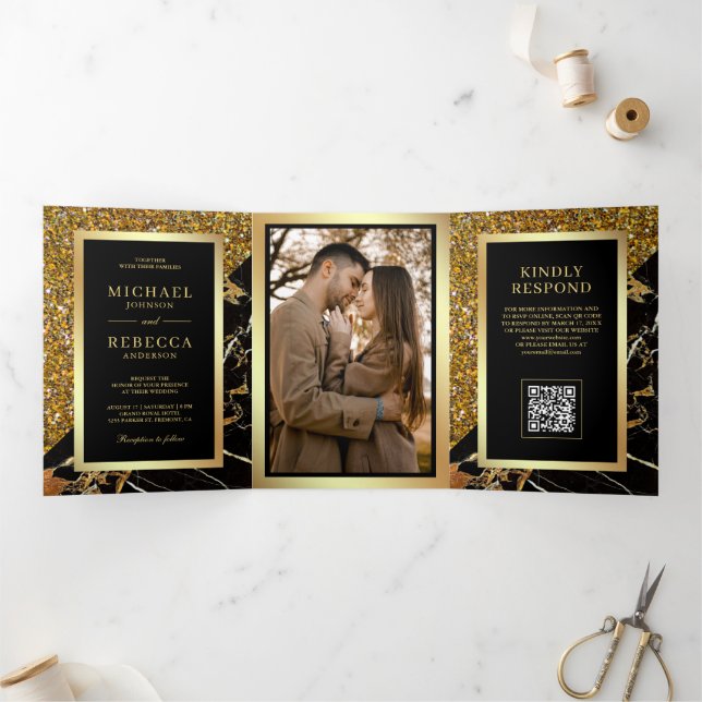 Convite Com Dobra Tripla Foto de Mármore Ouro Preto Código QR Casamento (Dentro)