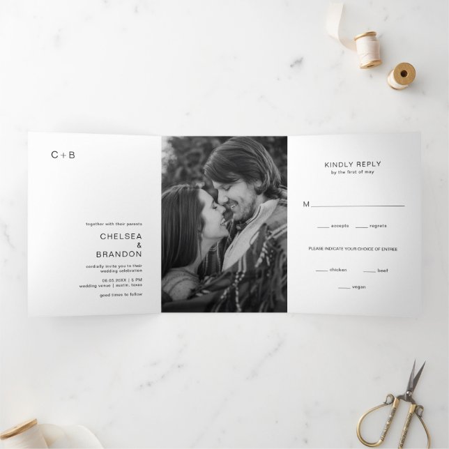 Convite Com Dobra Tripla Foto de Monograma Preto e Branco Casamento Moderno (Dentro)