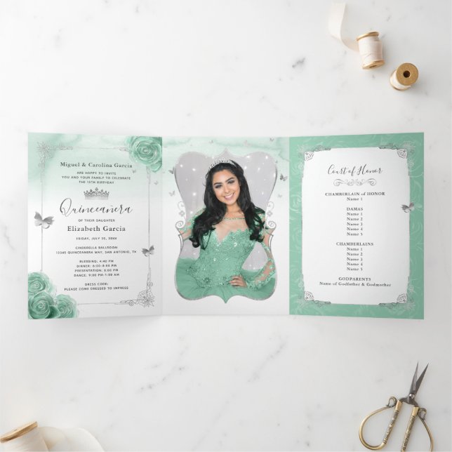 Convite Com Dobra Tripla Foto Elegante Silver e Seafoam Green Quinceañera (Dentro)