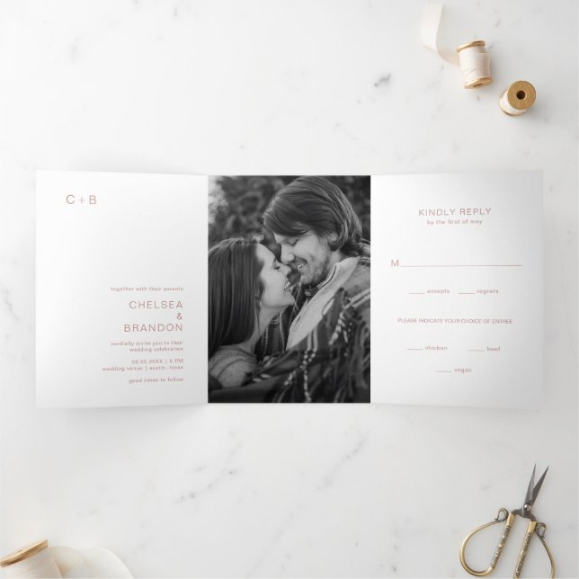 Convite Com Dobra Tripla Foto Monograma Rosa Casamento Moderno (Dentro)