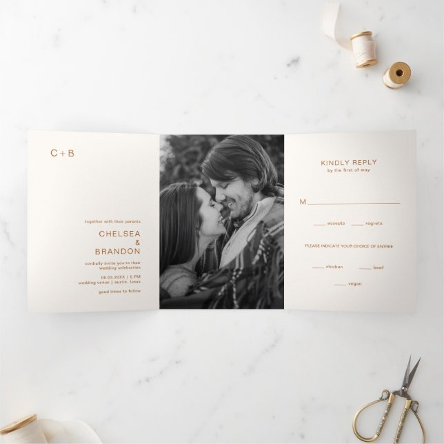 Convite Com Dobra Tripla Fotos de Casamento Modernas com Monograma de Cobre (Dentro)