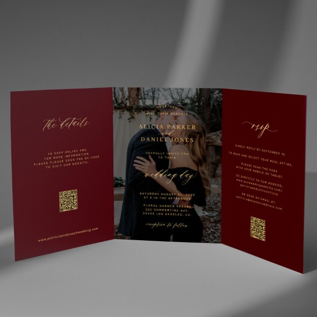 Convite Com Dobra Tripla Gold burgundy photo wedding RSVP details QR code  (Criador carregado)